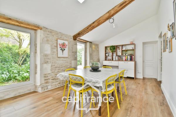 Maison charentaise rénovée à vendre 6 pièces COURCELLES (17), proche commerces, d'une superficie de 149m² avec atelier et jardin