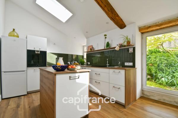 Maison charentaise rénovée à vendre 6 pièces COURCELLES (17), proche commerces, d'une superficie de 149m² avec atelier et jardin