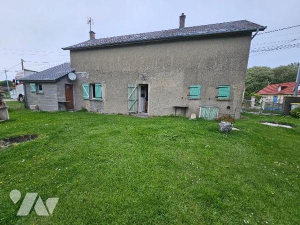 Maison comprenant: rdc: cuisine, salle-salon, sdb, wc. 1er étage: 2 chs. Grenier. Garage. Terrain.