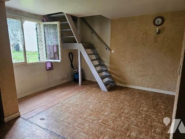 Maison comprenant: rdc: cuisine, salle-salon, sdb, wc. 1er étage: 2 chs. Grenier. Garage. Terrain.
