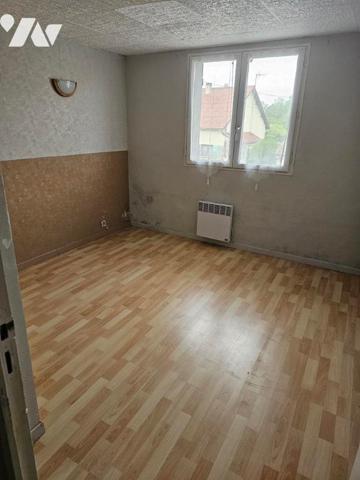 Maison comprenant: rdc: cuisine, salle-salon, sdb, wc. 1er étage: 2 chs. Grenier. Garage. Terrain.