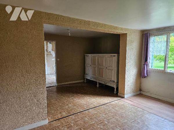 Maison comprenant: rdc: cuisine, salle-salon, sdb, wc. 1er étage: 2 chs. Grenier. Garage. Terrain.