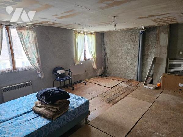 Maison comprenant: rdc: cuisine, salle-salon, sdb, wc. 1er étage: 2 chs. Grenier. Garage. Terrain.