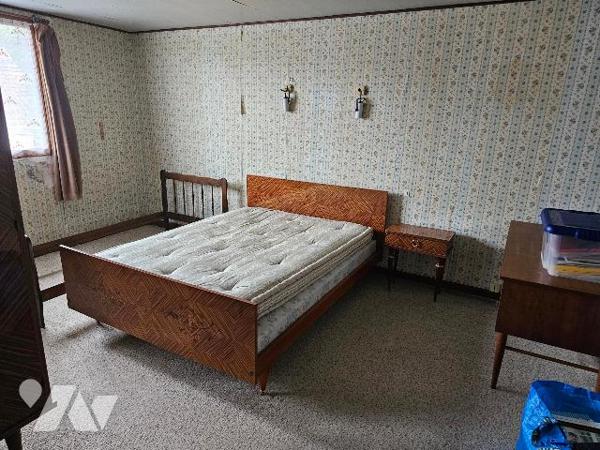 Maison comprenant: rdc: cuisine, salle-salon, sdb, wc. 1er étage: 2 chs. Grenier. Garage. Terrain.
