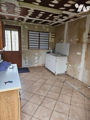 Maison comprenant: rdc: cuisine, salle-salon, sdb, wc. 1er étage: 2 chs. Grenier. Garage. Terrain.