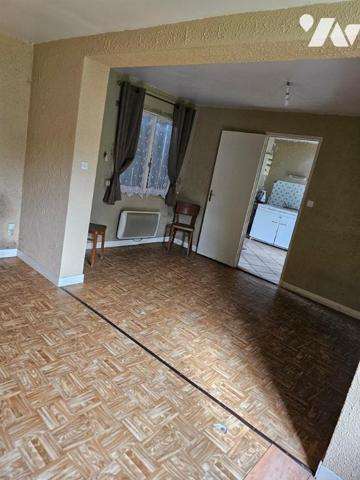 Maison comprenant: rdc: cuisine, salle-salon, sdb, wc. 1er étage: 2 chs. Grenier. Garage. Terrain.