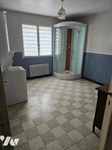 Maison comprenant: rdc: cuisine, salle-salon, sdb, wc. 1er étage: 2 chs. Grenier. Garage. Terrain.