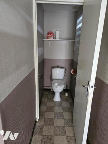 Maison comprenant: rdc: cuisine, salle-salon, sdb, wc. 1er étage: 2 chs. Grenier. Garage. Terrain.