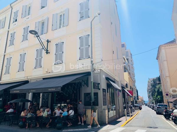 DISPONIBLE!

Idéalement situé au cœur du très prisé quartier de la Banane, sur la rue d’Antibes, ce charmant appartement de 34 m habitable (25 m carrez) se trouve au 4ᵉ et dernier étage d’un immeuble avec ascenseur.
L’appartement, cosy et bien agencé, bénéficie d’une climatisation assurant un confort optimal toute l’année. Calme et lumineux, il offre un cadre de vie agréable en plein centre de Cannes.
Son emplacement premium, à proximité immédiate des commerces, plages, restaurants et transports, en fait un bien qui se loue très facilement, idéal pour un investissement locatif ou un pied-à-terre.
Une opportunité rare dans l’un des secteurs les plus recherchés de Cannes!
Contactez moi pour recevoir la vidéo ou organiser une visite!
---------------------------------------------------------------------
AVAILABLE!

Ideally located in the heart of the highly sought-after Banane district, on Rue d’Antibes, this charming apartment offers 34 sqm of living space (25 sqm Carrez law) and is situated on the 4th and top floor of a building with an elevator.
The apartment is cosy and well laid out, featuring air conditioning for optimal comfort year-round. Quiet and bright, it provides a pleasant living environment in the very center of Cannes.
Its prime location, within immediate proximity to shops, beaches, restaurants, and public transport, makes it a property that rents very easily — ideal as a rental investment or a pied-à-terre.
A rare opportunity in one of Cannes’ most desirable areas.
Contact me to receive the video or to arrange a viewing!
