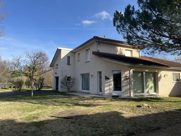 La Verpillière (38290) LA VERPILLIERE - MAISON 150 m² 3 CHAMBRES POSSIBILITE 4 AVEC GARAGE ET ANNEXES SUR UN TERRAIN DE 1430 m²