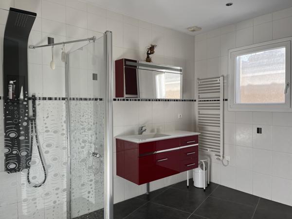 La Verpillière (38290) LA VERPILLIERE - MAISON 150 m² 3 CHAMBRES POSSIBILITE 4 AVEC GARAGE ET ANNEXES SUR UN TERRAIN DE 1430 m²