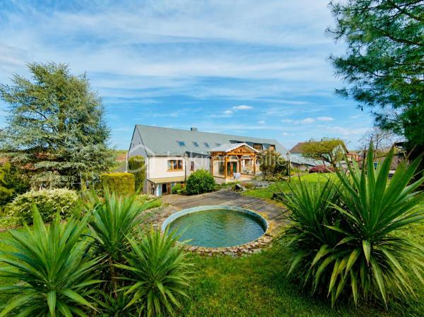 Et si votre prochain projet était bien plus qu’un simple investissement ?

Au cœur de la commune d’ETTING, découvrez une propriété rare de 956 m² habitables, implantée sur un magnifique terrain arboré de 4 500 m².

Dès les premiers instants, le charme opère. Derrière ses murs chargés d’histoire se cache un lieu unique, où authenticité, volumes généreux et potentiel exceptionnel ne font qu’un.

* Un ancien restaurant emblématique

Pendant de nombreuses années, cette propriété a accueilli le célèbre restaurant « Chez Bernadette », une adresse incontournable de la région qui a marqué les esprits par sa convivialité et sa réputation.

L’espace restauration offre plusieurs salles pouvant accueillir près de 2500 couverts.

Le cachet est omniprésent : poutres apparentes, murs en pierre naturelle, matériaux nobles, luminosité traversante… chaque pièce possède une véritable identité.

L’ensemble comprend notamment :

- deux bars ;
- une vaste cuisine professionnelle
- plusieurs espaces de réception 
- des sanitaires 
- une licence IV valable jusqu’en 2029, représentant un véritable atout pour une reprise d’activité.

* Une partie habitation pleine de charme :

La seconde partie de la propriété est dédiée à l’habitation.

Pensée comme un véritable cocon, elle propose plusieurs chambres disposant chacune de leur salle d’eau privative, ainsi que différents espaces de détente propices au repos.

Chaque volume raconte une histoire et dégage une atmosphère chaleureuse où l’ancien a été préservé avec goût.

* Une troisième partie, réservée aux propriétaires, complète harmonieusement l’ensemble avec entre autre :

* cuisines équipées ;
* espace lecture ;
* coin bureau ;
* baignoire balnéo ;
* une véranda ;
* salles de bains ;
* etc…

Ici, rien n’a été laissé au hasard.

* Un extérieur à la hauteur du lieu

À l’extérieur, vous découvrirez un véritable écrin de verdure.

Le parc arboré, soigneusement entretenu et agrémenté de nombreuses essences fleuries, invite à la détente et offre un cadre de vie exceptionnel.

Un potentiel presque illimité

Cette propriété pourra séduire aussi bien :

* un restaurateur souhaitant redonner vie à un établissement reconnu ;
* un investisseur désireux de développer une activité touristique ;
* un porteur de projet souhaitant créer des chambres d’hôtes, un hôtel de charme ou un lieu événementiel ;
* un investisseur envisageant une transformation en logements ou en locaux professionnels (sous réserve des autorisations administratives).

Les propriétaires ont entretenu et rénové ce bien au fil des années afin de préserver toute son authenticité.

Aujourd’hui, une nouvelle page reste à écrire…

Les opportunités de cette envergure sont rares. Une visite suffira pour comprendre tout le potentiel de ce lieu hors du commun.