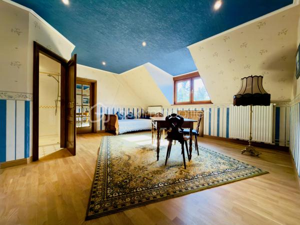Et si votre prochain projet était bien plus qu’un simple investissement ?

Au cœur de la commune d’ETTING, découvrez une propriété rare de 956 m² habitables, implantée sur un magnifique terrain arboré de 4 500 m².

Dès les premiers instants, le charme opère. Derrière ses murs chargés d’histoire se cache un lieu unique, où authenticité, volumes généreux et potentiel exceptionnel ne font qu’un.

* Un ancien restaurant emblématique

Pendant de nombreuses années, cette propriété a accueilli le célèbre restaurant « Chez Bernadette », une adresse incontournable de la région qui a marqué les esprits par sa convivialité et sa réputation.

L’espace restauration offre plusieurs salles pouvant accueillir près de 2500 couverts.

Le cachet est omniprésent : poutres apparentes, murs en pierre naturelle, matériaux nobles, luminosité traversante… chaque pièce possède une véritable identité.

L’ensemble comprend notamment :

- deux bars ;
- une vaste cuisine professionnelle
- plusieurs espaces de réception 
- des sanitaires 
- une licence IV valable jusqu’en 2029, représentant un véritable atout pour une reprise d’activité.

* Une partie habitation pleine de charme :

La seconde partie de la propriété est dédiée à l’habitation.

Pensée comme un véritable cocon, elle propose plusieurs chambres disposant chacune de leur salle d’eau privative, ainsi que différents espaces de détente propices au repos.

Chaque volume raconte une histoire et dégage une atmosphère chaleureuse où l’ancien a été préservé avec goût.

* Une troisième partie, réservée aux propriétaires, complète harmonieusement l’ensemble avec entre autre :

* cuisines équipées ;
* espace lecture ;
* coin bureau ;
* baignoire balnéo ;
* une véranda ;
* salles de bains ;
* etc…

Ici, rien n’a été laissé au hasard.

* Un extérieur à la hauteur du lieu

À l’extérieur, vous découvrirez un véritable écrin de verdure.

Le parc arboré, soigneusement entretenu et agrémenté de nombreuses essences fleuries, invite à la détente et offre un cadre de vie exceptionnel.

Un potentiel presque illimité

Cette propriété pourra séduire aussi bien :

* un restaurateur souhaitant redonner vie à un établissement reconnu ;
* un investisseur désireux de développer une activité touristique ;
* un porteur de projet souhaitant créer des chambres d’hôtes, un hôtel de charme ou un lieu événementiel ;
* un investisseur envisageant une transformation en logements ou en locaux professionnels (sous réserve des autorisations administratives).

Les propriétaires ont entretenu et rénové ce bien au fil des années afin de préserver toute son authenticité.

Aujourd’hui, une nouvelle page reste à écrire…

Les opportunités de cette envergure sont rares. Une visite suffira pour comprendre tout le potentiel de ce lieu hors du commun.