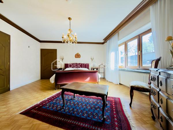 Et si votre prochain projet était bien plus qu’un simple investissement ?

Au cœur de la commune d’ETTING, découvrez une propriété rare de 956 m² habitables, implantée sur un magnifique terrain arboré de 4 500 m².

Dès les premiers instants, le charme opère. Derrière ses murs chargés d’histoire se cache un lieu unique, où authenticité, volumes généreux et potentiel exceptionnel ne font qu’un.

* Un ancien restaurant emblématique

Pendant de nombreuses années, cette propriété a accueilli le célèbre restaurant « Chez Bernadette », une adresse incontournable de la région qui a marqué les esprits par sa convivialité et sa réputation.

L’espace restauration offre plusieurs salles pouvant accueillir près de 2500 couverts.

Le cachet est omniprésent : poutres apparentes, murs en pierre naturelle, matériaux nobles, luminosité traversante… chaque pièce possède une véritable identité.

L’ensemble comprend notamment :

- deux bars ;
- une vaste cuisine professionnelle
- plusieurs espaces de réception 
- des sanitaires 
- une licence IV valable jusqu’en 2029, représentant un véritable atout pour une reprise d’activité.

* Une partie habitation pleine de charme :

La seconde partie de la propriété est dédiée à l’habitation.

Pensée comme un véritable cocon, elle propose plusieurs chambres disposant chacune de leur salle d’eau privative, ainsi que différents espaces de détente propices au repos.

Chaque volume raconte une histoire et dégage une atmosphère chaleureuse où l’ancien a été préservé avec goût.

* Une troisième partie, réservée aux propriétaires, complète harmonieusement l’ensemble avec entre autre :

* cuisines équipées ;
* espace lecture ;
* coin bureau ;
* baignoire balnéo ;
* une véranda ;
* salles de bains ;
* etc…

Ici, rien n’a été laissé au hasard.

* Un extérieur à la hauteur du lieu

À l’extérieur, vous découvrirez un véritable écrin de verdure.

Le parc arboré, soigneusement entretenu et agrémenté de nombreuses essences fleuries, invite à la détente et offre un cadre de vie exceptionnel.

Un potentiel presque illimité

Cette propriété pourra séduire aussi bien :

* un restaurateur souhaitant redonner vie à un établissement reconnu ;
* un investisseur désireux de développer une activité touristique ;
* un porteur de projet souhaitant créer des chambres d’hôtes, un hôtel de charme ou un lieu événementiel ;
* un investisseur envisageant une transformation en logements ou en locaux professionnels (sous réserve des autorisations administratives).

Les propriétaires ont entretenu et rénové ce bien au fil des années afin de préserver toute son authenticité.

Aujourd’hui, une nouvelle page reste à écrire…

Les opportunités de cette envergure sont rares. Une visite suffira pour comprendre tout le potentiel de ce lieu hors du commun.