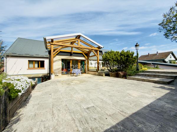Et si votre prochain projet était bien plus qu’un simple investissement ?

Au cœur de la commune d’ETTING, découvrez une propriété rare de 956 m² habitables, implantée sur un magnifique terrain arboré de 4 500 m².

Dès les premiers instants, le charme opère. Derrière ses murs chargés d’histoire se cache un lieu unique, où authenticité, volumes généreux et potentiel exceptionnel ne font qu’un.

* Un ancien restaurant emblématique

Pendant de nombreuses années, cette propriété a accueilli le célèbre restaurant « Chez Bernadette », une adresse incontournable de la région qui a marqué les esprits par sa convivialité et sa réputation.

L’espace restauration offre plusieurs salles pouvant accueillir près de 2500 couverts.

Le cachet est omniprésent : poutres apparentes, murs en pierre naturelle, matériaux nobles, luminosité traversante… chaque pièce possède une véritable identité.

L’ensemble comprend notamment :

- deux bars ;
- une vaste cuisine professionnelle
- plusieurs espaces de réception 
- des sanitaires 
- une licence IV valable jusqu’en 2029, représentant un véritable atout pour une reprise d’activité.

* Une partie habitation pleine de charme :

La seconde partie de la propriété est dédiée à l’habitation.

Pensée comme un véritable cocon, elle propose plusieurs chambres disposant chacune de leur salle d’eau privative, ainsi que différents espaces de détente propices au repos.

Chaque volume raconte une histoire et dégage une atmosphère chaleureuse où l’ancien a été préservé avec goût.

* Une troisième partie, réservée aux propriétaires, complète harmonieusement l’ensemble avec entre autre :

* cuisines équipées ;
* espace lecture ;
* coin bureau ;
* baignoire balnéo ;
* une véranda ;
* salles de bains ;
* etc…

Ici, rien n’a été laissé au hasard.

* Un extérieur à la hauteur du lieu

À l’extérieur, vous découvrirez un véritable écrin de verdure.

Le parc arboré, soigneusement entretenu et agrémenté de nombreuses essences fleuries, invite à la détente et offre un cadre de vie exceptionnel.

Un potentiel presque illimité

Cette propriété pourra séduire aussi bien :

* un restaurateur souhaitant redonner vie à un établissement reconnu ;
* un investisseur désireux de développer une activité touristique ;
* un porteur de projet souhaitant créer des chambres d’hôtes, un hôtel de charme ou un lieu événementiel ;
* un investisseur envisageant une transformation en logements ou en locaux professionnels (sous réserve des autorisations administratives).

Les propriétaires ont entretenu et rénové ce bien au fil des années afin de préserver toute son authenticité.

Aujourd’hui, une nouvelle page reste à écrire…

Les opportunités de cette envergure sont rares. Une visite suffira pour comprendre tout le potentiel de ce lieu hors du commun.