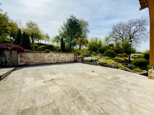 Et si votre prochain projet était bien plus qu’un simple investissement ?

Au cœur de la commune d’ETTING, découvrez une propriété rare de 956 m² habitables, implantée sur un magnifique terrain arboré de 4 500 m².

Dès les premiers instants, le charme opère. Derrière ses murs chargés d’histoire se cache un lieu unique, où authenticité, volumes généreux et potentiel exceptionnel ne font qu’un.

* Un ancien restaurant emblématique

Pendant de nombreuses années, cette propriété a accueilli le célèbre restaurant « Chez Bernadette », une adresse incontournable de la région qui a marqué les esprits par sa convivialité et sa réputation.

L’espace restauration offre plusieurs salles pouvant accueillir près de 2500 couverts.

Le cachet est omniprésent : poutres apparentes, murs en pierre naturelle, matériaux nobles, luminosité traversante… chaque pièce possède une véritable identité.

L’ensemble comprend notamment :

- deux bars ;
- une vaste cuisine professionnelle
- plusieurs espaces de réception 
- des sanitaires 
- une licence IV valable jusqu’en 2029, représentant un véritable atout pour une reprise d’activité.

* Une partie habitation pleine de charme :

La seconde partie de la propriété est dédiée à l’habitation.

Pensée comme un véritable cocon, elle propose plusieurs chambres disposant chacune de leur salle d’eau privative, ainsi que différents espaces de détente propices au repos.

Chaque volume raconte une histoire et dégage une atmosphère chaleureuse où l’ancien a été préservé avec goût.

* Une troisième partie, réservée aux propriétaires, complète harmonieusement l’ensemble avec entre autre :

* cuisines équipées ;
* espace lecture ;
* coin bureau ;
* baignoire balnéo ;
* une véranda ;
* salles de bains ;
* etc…

Ici, rien n’a été laissé au hasard.

* Un extérieur à la hauteur du lieu

À l’extérieur, vous découvrirez un véritable écrin de verdure.

Le parc arboré, soigneusement entretenu et agrémenté de nombreuses essences fleuries, invite à la détente et offre un cadre de vie exceptionnel.

Un potentiel presque illimité

Cette propriété pourra séduire aussi bien :

* un restaurateur souhaitant redonner vie à un établissement reconnu ;
* un investisseur désireux de développer une activité touristique ;
* un porteur de projet souhaitant créer des chambres d’hôtes, un hôtel de charme ou un lieu événementiel ;
* un investisseur envisageant une transformation en logements ou en locaux professionnels (sous réserve des autorisations administratives).

Les propriétaires ont entretenu et rénové ce bien au fil des années afin de préserver toute son authenticité.

Aujourd’hui, une nouvelle page reste à écrire…

Les opportunités de cette envergure sont rares. Une visite suffira pour comprendre tout le potentiel de ce lieu hors du commun.