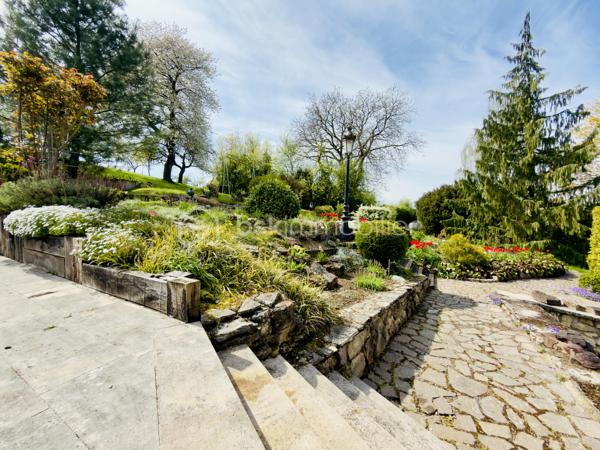 Et si votre prochain projet était bien plus qu’un simple investissement ?

Au cœur de la commune d’ETTING, découvrez une propriété rare de 956 m² habitables, implantée sur un magnifique terrain arboré de 4 500 m².

Dès les premiers instants, le charme opère. Derrière ses murs chargés d’histoire se cache un lieu unique, où authenticité, volumes généreux et potentiel exceptionnel ne font qu’un.

* Un ancien restaurant emblématique

Pendant de nombreuses années, cette propriété a accueilli le célèbre restaurant « Chez Bernadette », une adresse incontournable de la région qui a marqué les esprits par sa convivialité et sa réputation.

L’espace restauration offre plusieurs salles pouvant accueillir près de 2500 couverts.

Le cachet est omniprésent : poutres apparentes, murs en pierre naturelle, matériaux nobles, luminosité traversante… chaque pièce possède une véritable identité.

L’ensemble comprend notamment :

- deux bars ;
- une vaste cuisine professionnelle
- plusieurs espaces de réception 
- des sanitaires 
- une licence IV valable jusqu’en 2029, représentant un véritable atout pour une reprise d’activité.

* Une partie habitation pleine de charme :

La seconde partie de la propriété est dédiée à l’habitation.

Pensée comme un véritable cocon, elle propose plusieurs chambres disposant chacune de leur salle d’eau privative, ainsi que différents espaces de détente propices au repos.

Chaque volume raconte une histoire et dégage une atmosphère chaleureuse où l’ancien a été préservé avec goût.

* Une troisième partie, réservée aux propriétaires, complète harmonieusement l’ensemble avec entre autre :

* cuisines équipées ;
* espace lecture ;
* coin bureau ;
* baignoire balnéo ;
* une véranda ;
* salles de bains ;
* etc…

Ici, rien n’a été laissé au hasard.

* Un extérieur à la hauteur du lieu

À l’extérieur, vous découvrirez un véritable écrin de verdure.

Le parc arboré, soigneusement entretenu et agrémenté de nombreuses essences fleuries, invite à la détente et offre un cadre de vie exceptionnel.

Un potentiel presque illimité

Cette propriété pourra séduire aussi bien :

* un restaurateur souhaitant redonner vie à un établissement reconnu ;
* un investisseur désireux de développer une activité touristique ;
* un porteur de projet souhaitant créer des chambres d’hôtes, un hôtel de charme ou un lieu événementiel ;
* un investisseur envisageant une transformation en logements ou en locaux professionnels (sous réserve des autorisations administratives).

Les propriétaires ont entretenu et rénové ce bien au fil des années afin de préserver toute son authenticité.

Aujourd’hui, une nouvelle page reste à écrire…

Les opportunités de cette envergure sont rares. Une visite suffira pour comprendre tout le potentiel de ce lieu hors du commun.