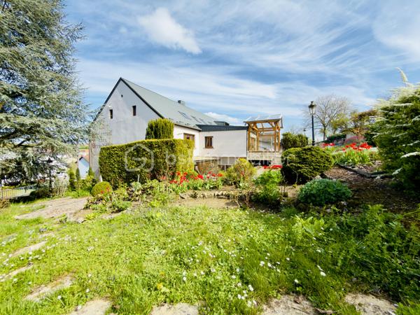 Et si votre prochain projet était bien plus qu’un simple investissement ?

Au cœur de la commune d’ETTING, découvrez une propriété rare de 956 m² habitables, implantée sur un magnifique terrain arboré de 4 500 m².

Dès les premiers instants, le charme opère. Derrière ses murs chargés d’histoire se cache un lieu unique, où authenticité, volumes généreux et potentiel exceptionnel ne font qu’un.

* Un ancien restaurant emblématique

Pendant de nombreuses années, cette propriété a accueilli le célèbre restaurant « Chez Bernadette », une adresse incontournable de la région qui a marqué les esprits par sa convivialité et sa réputation.

L’espace restauration offre plusieurs salles pouvant accueillir près de 2500 couverts.

Le cachet est omniprésent : poutres apparentes, murs en pierre naturelle, matériaux nobles, luminosité traversante… chaque pièce possède une véritable identité.

L’ensemble comprend notamment :

- deux bars ;
- une vaste cuisine professionnelle
- plusieurs espaces de réception 
- des sanitaires 
- une licence IV valable jusqu’en 2029, représentant un véritable atout pour une reprise d’activité.

* Une partie habitation pleine de charme :

La seconde partie de la propriété est dédiée à l’habitation.

Pensée comme un véritable cocon, elle propose plusieurs chambres disposant chacune de leur salle d’eau privative, ainsi que différents espaces de détente propices au repos.

Chaque volume raconte une histoire et dégage une atmosphère chaleureuse où l’ancien a été préservé avec goût.

* Une troisième partie, réservée aux propriétaires, complète harmonieusement l’ensemble avec entre autre :

* cuisines équipées ;
* espace lecture ;
* coin bureau ;
* baignoire balnéo ;
* une véranda ;
* salles de bains ;
* etc…

Ici, rien n’a été laissé au hasard.

* Un extérieur à la hauteur du lieu

À l’extérieur, vous découvrirez un véritable écrin de verdure.

Le parc arboré, soigneusement entretenu et agrémenté de nombreuses essences fleuries, invite à la détente et offre un cadre de vie exceptionnel.

Un potentiel presque illimité

Cette propriété pourra séduire aussi bien :

* un restaurateur souhaitant redonner vie à un établissement reconnu ;
* un investisseur désireux de développer une activité touristique ;
* un porteur de projet souhaitant créer des chambres d’hôtes, un hôtel de charme ou un lieu événementiel ;
* un investisseur envisageant une transformation en logements ou en locaux professionnels (sous réserve des autorisations administratives).

Les propriétaires ont entretenu et rénové ce bien au fil des années afin de préserver toute son authenticité.

Aujourd’hui, une nouvelle page reste à écrire…

Les opportunités de cette envergure sont rares. Une visite suffira pour comprendre tout le potentiel de ce lieu hors du commun.