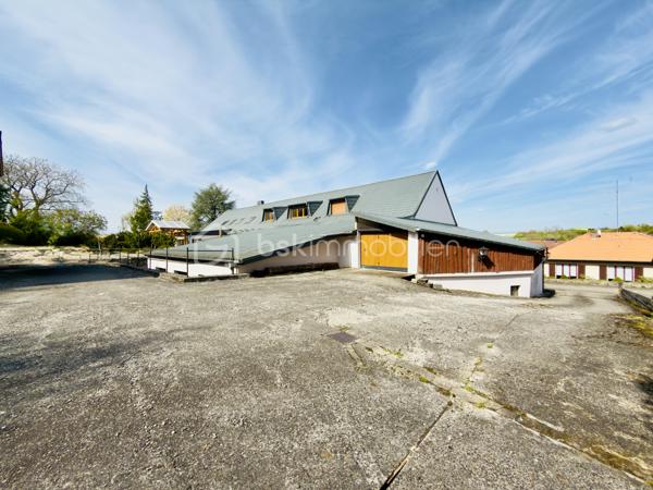 Et si votre prochain projet était bien plus qu’un simple investissement ?

Au cœur de la commune d’ETTING, découvrez une propriété rare de 956 m² habitables, implantée sur un magnifique terrain arboré de 4 500 m².

Dès les premiers instants, le charme opère. Derrière ses murs chargés d’histoire se cache un lieu unique, où authenticité, volumes généreux et potentiel exceptionnel ne font qu’un.

* Un ancien restaurant emblématique

Pendant de nombreuses années, cette propriété a accueilli le célèbre restaurant « Chez Bernadette », une adresse incontournable de la région qui a marqué les esprits par sa convivialité et sa réputation.

L’espace restauration offre plusieurs salles pouvant accueillir près de 2500 couverts.

Le cachet est omniprésent : poutres apparentes, murs en pierre naturelle, matériaux nobles, luminosité traversante… chaque pièce possède une véritable identité.

L’ensemble comprend notamment :

- deux bars ;
- une vaste cuisine professionnelle
- plusieurs espaces de réception 
- des sanitaires 
- une licence IV valable jusqu’en 2029, représentant un véritable atout pour une reprise d’activité.

* Une partie habitation pleine de charme :

La seconde partie de la propriété est dédiée à l’habitation.

Pensée comme un véritable cocon, elle propose plusieurs chambres disposant chacune de leur salle d’eau privative, ainsi que différents espaces de détente propices au repos.

Chaque volume raconte une histoire et dégage une atmosphère chaleureuse où l’ancien a été préservé avec goût.

* Une troisième partie, réservée aux propriétaires, complète harmonieusement l’ensemble avec entre autre :

* cuisines équipées ;
* espace lecture ;
* coin bureau ;
* baignoire balnéo ;
* une véranda ;
* salles de bains ;
* etc…

Ici, rien n’a été laissé au hasard.

* Un extérieur à la hauteur du lieu

À l’extérieur, vous découvrirez un véritable écrin de verdure.

Le parc arboré, soigneusement entretenu et agrémenté de nombreuses essences fleuries, invite à la détente et offre un cadre de vie exceptionnel.

Un potentiel presque illimité

Cette propriété pourra séduire aussi bien :

* un restaurateur souhaitant redonner vie à un établissement reconnu ;
* un investisseur désireux de développer une activité touristique ;
* un porteur de projet souhaitant créer des chambres d’hôtes, un hôtel de charme ou un lieu événementiel ;
* un investisseur envisageant une transformation en logements ou en locaux professionnels (sous réserve des autorisations administratives).

Les propriétaires ont entretenu et rénové ce bien au fil des années afin de préserver toute son authenticité.

Aujourd’hui, une nouvelle page reste à écrire…

Les opportunités de cette envergure sont rares. Une visite suffira pour comprendre tout le potentiel de ce lieu hors du commun.
