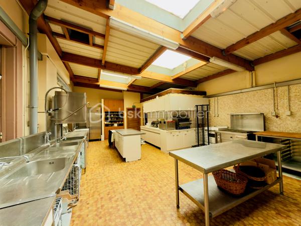 Et si votre prochain projet était bien plus qu’un simple investissement ?

Au cœur de la commune d’ETTING, découvrez une propriété rare de 956 m² habitables, implantée sur un magnifique terrain arboré de 4 500 m².

Dès les premiers instants, le charme opère. Derrière ses murs chargés d’histoire se cache un lieu unique, où authenticité, volumes généreux et potentiel exceptionnel ne font qu’un.

* Un ancien restaurant emblématique

Pendant de nombreuses années, cette propriété a accueilli le célèbre restaurant « Chez Bernadette », une adresse incontournable de la région qui a marqué les esprits par sa convivialité et sa réputation.

L’espace restauration offre plusieurs salles pouvant accueillir près de 2500 couverts.

Le cachet est omniprésent : poutres apparentes, murs en pierre naturelle, matériaux nobles, luminosité traversante… chaque pièce possède une véritable identité.

L’ensemble comprend notamment :

- deux bars ;
- une vaste cuisine professionnelle
- plusieurs espaces de réception 
- des sanitaires 
- une licence IV valable jusqu’en 2029, représentant un véritable atout pour une reprise d’activité.

* Une partie habitation pleine de charme :

La seconde partie de la propriété est dédiée à l’habitation.

Pensée comme un véritable cocon, elle propose plusieurs chambres disposant chacune de leur salle d’eau privative, ainsi que différents espaces de détente propices au repos.

Chaque volume raconte une histoire et dégage une atmosphère chaleureuse où l’ancien a été préservé avec goût.

* Une troisième partie, réservée aux propriétaires, complète harmonieusement l’ensemble avec entre autre :

* cuisines équipées ;
* espace lecture ;
* coin bureau ;
* baignoire balnéo ;
* une véranda ;
* salles de bains ;
* etc…

Ici, rien n’a été laissé au hasard.

* Un extérieur à la hauteur du lieu

À l’extérieur, vous découvrirez un véritable écrin de verdure.

Le parc arboré, soigneusement entretenu et agrémenté de nombreuses essences fleuries, invite à la détente et offre un cadre de vie exceptionnel.

Un potentiel presque illimité

Cette propriété pourra séduire aussi bien :

* un restaurateur souhaitant redonner vie à un établissement reconnu ;
* un investisseur désireux de développer une activité touristique ;
* un porteur de projet souhaitant créer des chambres d’hôtes, un hôtel de charme ou un lieu événementiel ;
* un investisseur envisageant une transformation en logements ou en locaux professionnels (sous réserve des autorisations administratives).

Les propriétaires ont entretenu et rénové ce bien au fil des années afin de préserver toute son authenticité.

Aujourd’hui, une nouvelle page reste à écrire…

Les opportunités de cette envergure sont rares. Une visite suffira pour comprendre tout le potentiel de ce lieu hors du commun.