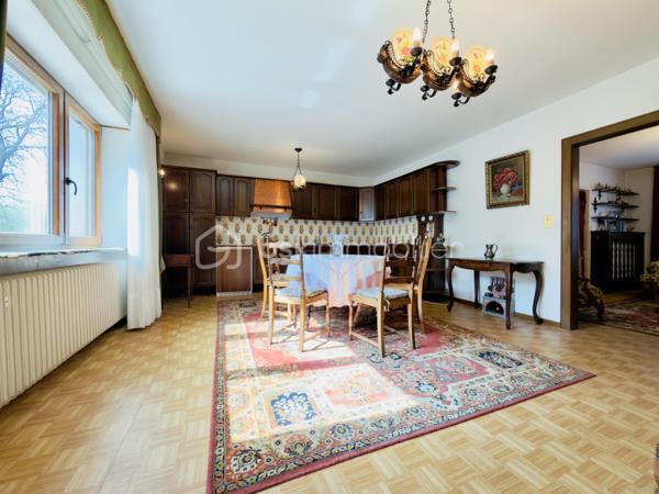 Et si votre prochain projet était bien plus qu’un simple investissement ?

Au cœur de la commune d’ETTING, découvrez une propriété rare de 956 m² habitables, implantée sur un magnifique terrain arboré de 4 500 m².

Dès les premiers instants, le charme opère. Derrière ses murs chargés d’histoire se cache un lieu unique, où authenticité, volumes généreux et potentiel exceptionnel ne font qu’un.

* Un ancien restaurant emblématique

Pendant de nombreuses années, cette propriété a accueilli le célèbre restaurant « Chez Bernadette », une adresse incontournable de la région qui a marqué les esprits par sa convivialité et sa réputation.

L’espace restauration offre plusieurs salles pouvant accueillir près de 2500 couverts.

Le cachet est omniprésent : poutres apparentes, murs en pierre naturelle, matériaux nobles, luminosité traversante… chaque pièce possède une véritable identité.

L’ensemble comprend notamment :

- deux bars ;
- une vaste cuisine professionnelle
- plusieurs espaces de réception 
- des sanitaires 
- une licence IV valable jusqu’en 2029, représentant un véritable atout pour une reprise d’activité.

* Une partie habitation pleine de charme :

La seconde partie de la propriété est dédiée à l’habitation.

Pensée comme un véritable cocon, elle propose plusieurs chambres disposant chacune de leur salle d’eau privative, ainsi que différents espaces de détente propices au repos.

Chaque volume raconte une histoire et dégage une atmosphère chaleureuse où l’ancien a été préservé avec goût.

* Une troisième partie, réservée aux propriétaires, complète harmonieusement l’ensemble avec entre autre :

* cuisines équipées ;
* espace lecture ;
* coin bureau ;
* baignoire balnéo ;
* une véranda ;
* salles de bains ;
* etc…

Ici, rien n’a été laissé au hasard.

* Un extérieur à la hauteur du lieu

À l’extérieur, vous découvrirez un véritable écrin de verdure.

Le parc arboré, soigneusement entretenu et agrémenté de nombreuses essences fleuries, invite à la détente et offre un cadre de vie exceptionnel.

Un potentiel presque illimité

Cette propriété pourra séduire aussi bien :

* un restaurateur souhaitant redonner vie à un établissement reconnu ;
* un investisseur désireux de développer une activité touristique ;
* un porteur de projet souhaitant créer des chambres d’hôtes, un hôtel de charme ou un lieu événementiel ;
* un investisseur envisageant une transformation en logements ou en locaux professionnels (sous réserve des autorisations administratives).

Les propriétaires ont entretenu et rénové ce bien au fil des années afin de préserver toute son authenticité.

Aujourd’hui, une nouvelle page reste à écrire…

Les opportunités de cette envergure sont rares. Une visite suffira pour comprendre tout le potentiel de ce lieu hors du commun.