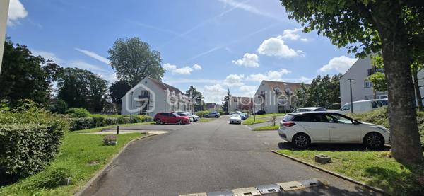 EXCLUSIVITE BSK IMMOBILIER. Au sein d'une résidence calme et recherchée avec piscine. Situé au 1er étage, appartement 2 pièces comprenant : entrée, séjour (exposition sud ouest avec accès sur un balcon),cuisine ouverte, chambre, salle de bains, WC indépendant. 2 places de parking extérieure.