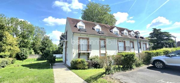 EXCLUSIVITE BSK IMMOBILIER. Au sein d'une résidence calme et recherchée avec piscine. Situé au 1er étage, appartement 2 pièces comprenant : entrée, séjour (exposition sud ouest avec accès sur un balcon),cuisine ouverte, chambre, salle de bains, WC indépendant. 2 places de parking extérieure.
