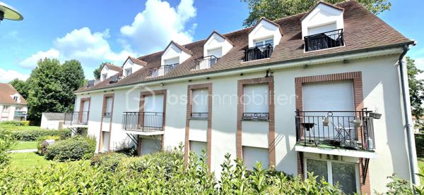 EXCLUSIVITE BSK IMMOBILIER. Au sein d'une résidence calme et recherchée avec piscine. Situé au 1er étage, appartement 2 pièces comprenant : entrée, séjour (exposition sud ouest avec accès sur un balcon),cuisine ouverte, chambre, salle de bains, WC indépendant. 2 places de parking extérieure.