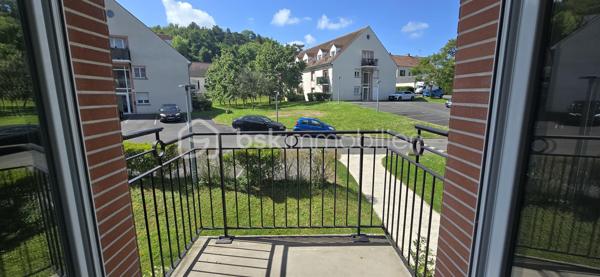 EXCLUSIVITE BSK IMMOBILIER. Au sein d'une résidence calme et recherchée avec piscine. Situé au 1er étage, appartement 2 pièces comprenant : entrée, séjour (exposition sud ouest avec accès sur un balcon),cuisine ouverte, chambre, salle de bains, WC indépendant. 2 places de parking extérieure.