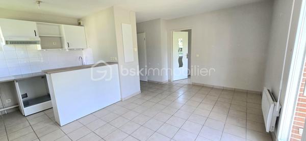 EXCLUSIVITE BSK IMMOBILIER. Au sein d'une résidence calme et recherchée avec piscine. Situé au 1er étage, appartement 2 pièces comprenant : entrée, séjour (exposition sud ouest avec accès sur un balcon),cuisine ouverte, chambre, salle de bains, WC indépendant. 2 places de parking extérieure.