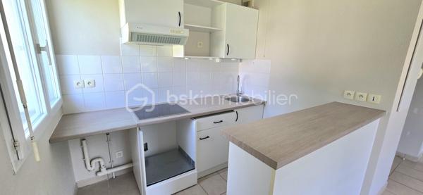 EXCLUSIVITE BSK IMMOBILIER. Au sein d'une résidence calme et recherchée avec piscine. Situé au 1er étage, appartement 2 pièces comprenant : entrée, séjour (exposition sud ouest avec accès sur un balcon),cuisine ouverte, chambre, salle de bains, WC indépendant. 2 places de parking extérieure.