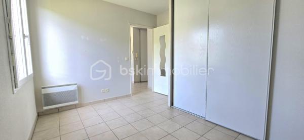 EXCLUSIVITE BSK IMMOBILIER. Au sein d'une résidence calme et recherchée avec piscine. Situé au 1er étage, appartement 2 pièces comprenant : entrée, séjour (exposition sud ouest avec accès sur un balcon),cuisine ouverte, chambre, salle de bains, WC indépendant. 2 places de parking extérieure.
