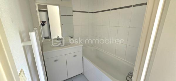 EXCLUSIVITE BSK IMMOBILIER. Au sein d'une résidence calme et recherchée avec piscine. Situé au 1er étage, appartement 2 pièces comprenant : entrée, séjour (exposition sud ouest avec accès sur un balcon),cuisine ouverte, chambre, salle de bains, WC indépendant. 2 places de parking extérieure.