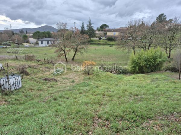Terrain de 1 348 m²