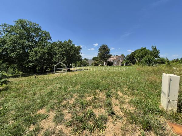 Terrain constructible de 1350 M2.

Belle parcelle plate constructible de 1000 m2 environ, avec en supplément, 350 m2 de jardin en terrasse.

Situé à 5 minutes du centre d'Aubenas, il est également proche des commerces, écoles et hôpitaux. 

Ce terrain se situe en fin de lotissement dans une impasse. Le lotissement est prévu pour 3 maisons. Les 2 premiers lots étant vendus, dont un déjà construit). 
On y accède par un chemin en copropriété.

La parcelle est déjà équipée de tous les réseaux : eau potable,  eaux usées (= égouts), électricité et téléphone. Elle possède un permis de construire en cours de  validité. Ce permis sera modifiable par le futur acquéreur.

La parcelle est orientée sud /sud-ouest.
Le terrain plat sur 1000 m2 sera vous séduire pour sa tranquillité et sa belle exposition. (Piscinable bien sûr)

Quelques arbres ajoutent du charme à l'environnement. 
La partie cévenole de 350 m2 descends jusqu'à un ruisseau accessible.

Ce terrain possède des atouts indéniables.
Il est idéal pour un projet  familial ou pour construire en vue de la retraite ou de se rapprocher d' Aubenas.
N'hésitez pas à venir le visiter.