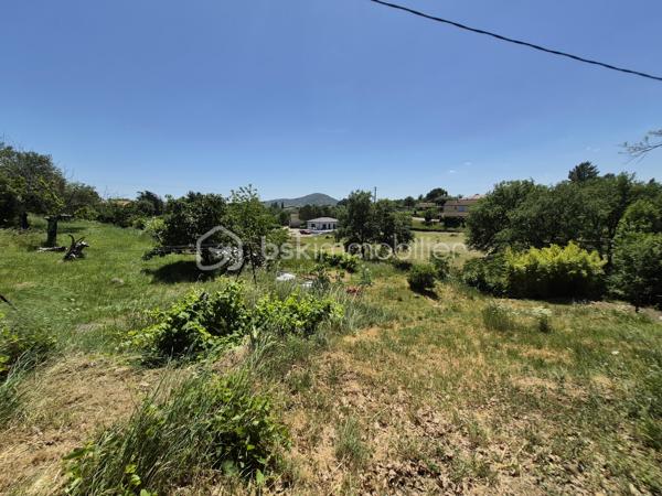 Terrain constructible de 1350 M2.

Belle parcelle plate constructible de 1000 m2 environ, avec en supplément, 350 m2 de jardin en terrasse.

Situé à 5 minutes du centre d'Aubenas, il est également proche des commerces, écoles et hôpitaux. 

Ce terrain se situe en fin de lotissement dans une impasse. Le lotissement est prévu pour 3 maisons. Les 2 premiers lots étant vendus, dont un déjà construit). 
On y accède par un chemin en copropriété.

La parcelle est déjà équipée de tous les réseaux : eau potable,  eaux usées (= égouts), électricité et téléphone. Elle possède un permis de construire en cours de  validité. Ce permis sera modifiable par le futur acquéreur.

La parcelle est orientée sud /sud-ouest.
Le terrain plat sur 1000 m2 sera vous séduire pour sa tranquillité et sa belle exposition. (Piscinable bien sûr)

Quelques arbres ajoutent du charme à l'environnement. 
La partie cévenole de 350 m2 descends jusqu'à un ruisseau accessible.

Ce terrain possède des atouts indéniables.
Il est idéal pour un projet  familial ou pour construire en vue de la retraite ou de se rapprocher d' Aubenas.
N'hésitez pas à venir le visiter.