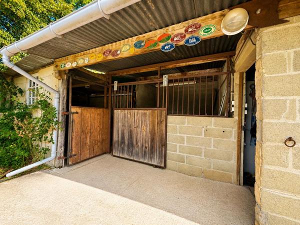 Maison rénovée sur 2 ha avec box chevaux - Secteur Mamers