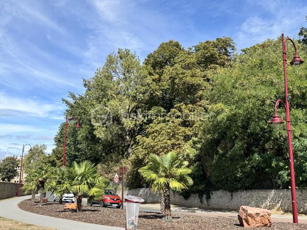 COUP DE CŒUR ASSURÉ – F2 52,14 m² – BALCON VUE PARC DU CHATEAU – PARKING & CAVE 

Nadia ARAMIS vous propose en exclusivité, à Gretz-Armainvilliers , dans une résidence fermée et sécurisée, ce magnifique appartement de type F2 de 52,14 m², idéalement situé face au parc du Val des Dames, dans un environnement calme et privilégié.
Un véritable coup de cœur dès l’entrée !
Vous serez immédiatement séduit par sa luminosité, sa vue dégagée sur la verdure et son cadre de vie apaisant.
À seulement 10 minutes du RER E (Tournan), cet appartement allie parfaitement confort de vie et accessibilité.

Il se compose :
d’un séjour lumineux avec accès direct au balcon offrant une vue imprenable sur le parc 🌿
d’une cuisine équipée et aménagée
d’une chambre confortable
d’une salle de bain
de WC
Les + qui font la différence :
Sol entièrement refait
Peintures récentes
Aucun travaux à prévoir
Balcon avec vue exceptionnelle
Une cave
Une place de parking privative

À proximité immédiate des commodités, commerces et écoles, tout en étant au calme.
Idéal pour un premier achat ou un investissement locatif de qualité.
Une visite et vous serez conquis !

Contactez moi dès maintenant pour organiser une visite
Pour toute visite :  NADIA ARAMIS 06 67 00 76 74