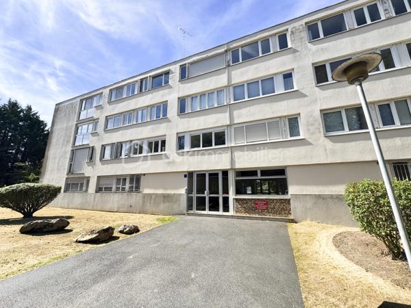 COUP DE CŒUR ASSURÉ – F2 52,14 m² – BALCON VUE PARC DU CHATEAU – PARKING & CAVE 

Nadia ARAMIS vous propose en exclusivité, à Gretz-Armainvilliers , dans une résidence fermée et sécurisée, ce magnifique appartement de type F2 de 52,14 m², idéalement situé face au parc du Val des Dames, dans un environnement calme et privilégié.
Un véritable coup de cœur dès l’entrée !
Vous serez immédiatement séduit par sa luminosité, sa vue dégagée sur la verdure et son cadre de vie apaisant.
À seulement 10 minutes du RER E (Tournan), cet appartement allie parfaitement confort de vie et accessibilité.

Il se compose :
d’un séjour lumineux avec accès direct au balcon offrant une vue imprenable sur le parc 🌿
d’une cuisine équipée et aménagée
d’une chambre confortable
d’une salle de bain
de WC
Les + qui font la différence :
Sol entièrement refait
Peintures récentes
Aucun travaux à prévoir
Balcon avec vue exceptionnelle
Une cave
Une place de parking privative

À proximité immédiate des commodités, commerces et écoles, tout en étant au calme.
Idéal pour un premier achat ou un investissement locatif de qualité.
Une visite et vous serez conquis !

Contactez moi dès maintenant pour organiser une visite
Pour toute visite :  NADIA ARAMIS 06 67 00 76 74