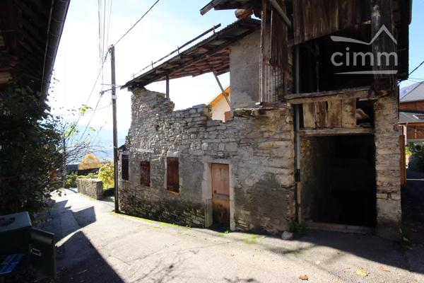 Sur les hauteurs de SAINT-PIERRE-D’ALBIGNY, maison de village mitoyenne située sur un terrain de 339m².