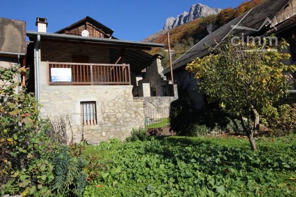 Sur les hauteurs de SAINT-PIERRE-D’ALBIGNY, maison de village mitoyenne située sur un terrain de 339m².