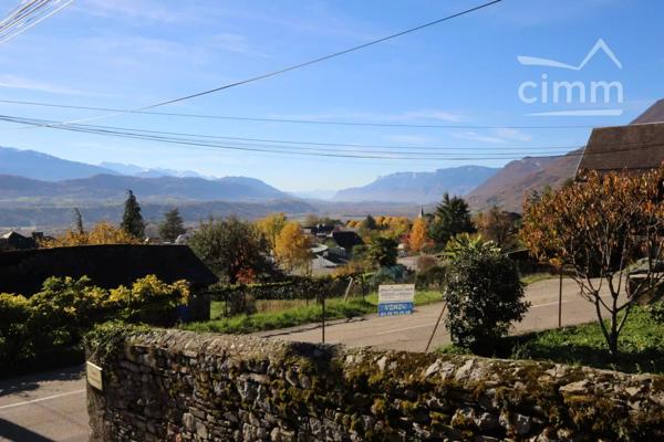 Sur les hauteurs de SAINT-PIERRE-D’ALBIGNY, maison de village mitoyenne située sur un terrain de 339m².