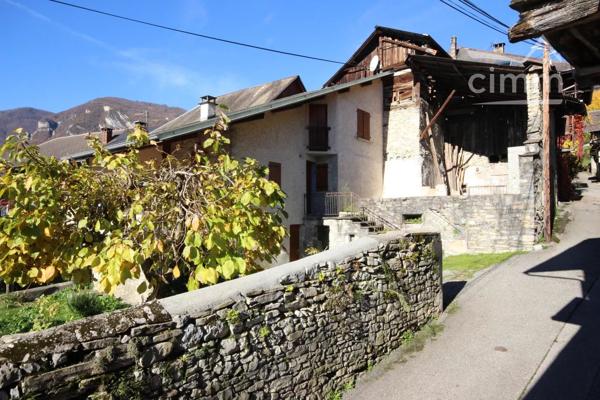 Sur les hauteurs de SAINT-PIERRE-D’ALBIGNY, maison de village mitoyenne située sur un terrain de 339m².