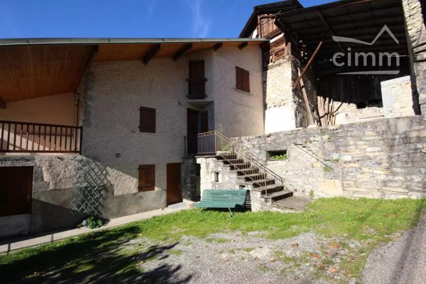 Sur les hauteurs de SAINT-PIERRE-D’ALBIGNY, maison de village mitoyenne située sur un terrain de 339m².