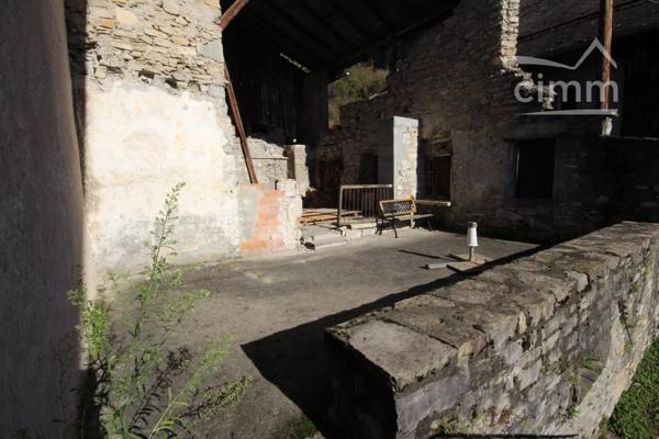 Sur les hauteurs de SAINT-PIERRE-D’ALBIGNY, maison de village mitoyenne située sur un terrain de 339m².