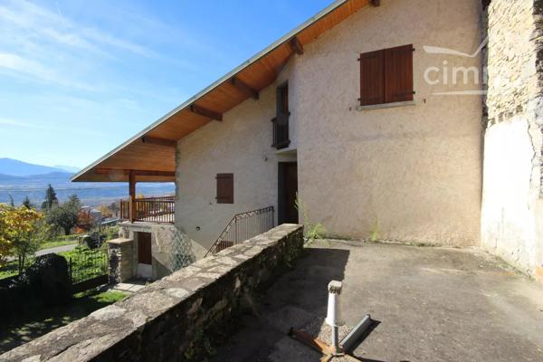 Sur les hauteurs de SAINT-PIERRE-D’ALBIGNY, maison de village mitoyenne située sur un terrain de 339m².