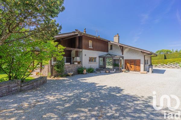 Maison 9 pièces de 245 m² à Vétraz-Monthoux (74100)