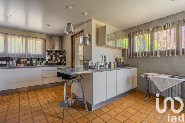 Maison 9 pièces de 245 m² à Vétraz-Monthoux (74100)