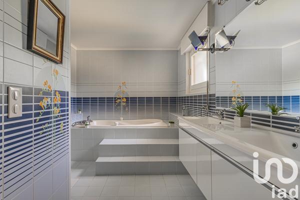 Maison 9 pièces de 245 m² à Vétraz-Monthoux (74100)