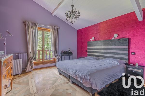 Maison 9 pièces de 245 m² à Vétraz-Monthoux (74100)